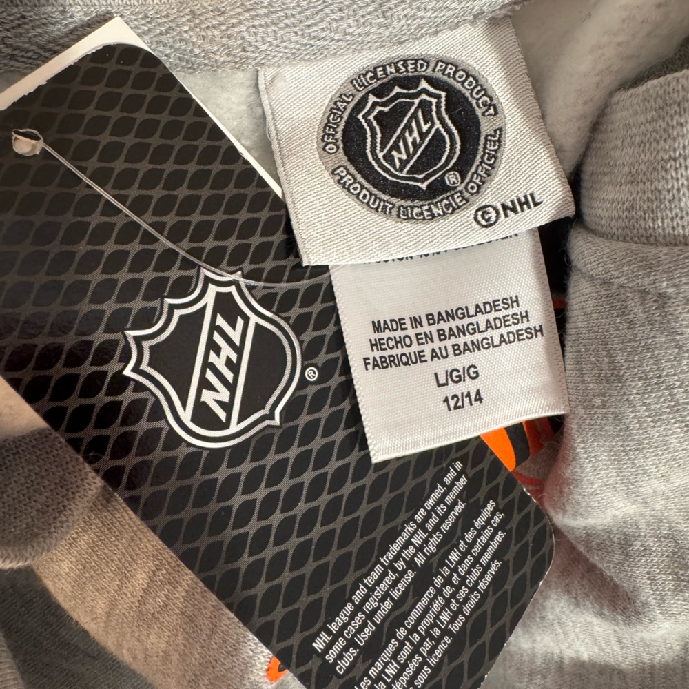 NWT! NATIONAL HOCKEY LEAGUE Philadelphia Flyers Sweatshirt - Picture 5 of 6